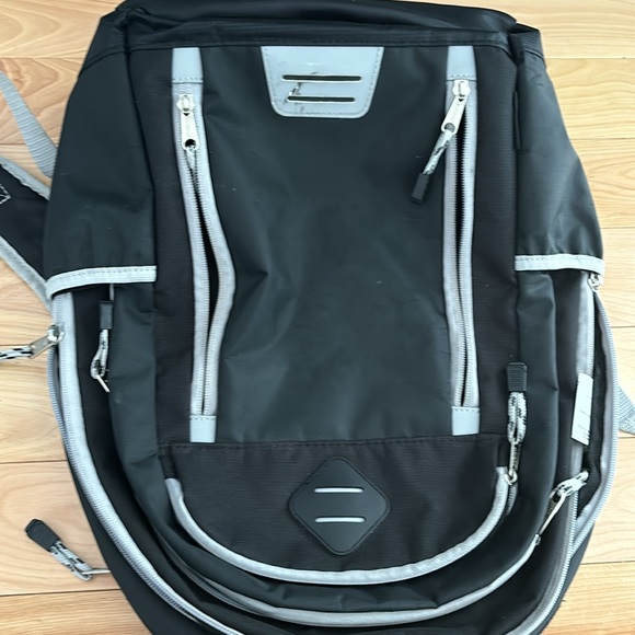 East sport bag pack Color black and gray with multiple zippers - Picture 4 of 6